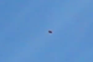 UFO (or kite?) filmed over Montreal, Canada