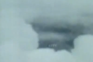 Pilot films UFO/OVNI over Tungurahua volcano in Ecuador