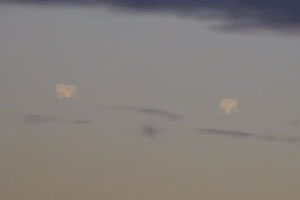 Two cube-shaped UFOs filmed over Russia