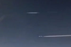 Cigar-shaped UFO filmed on flight from Massachusetts in January 2013